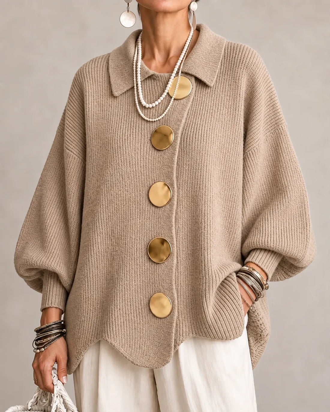 Clara: Cárdigan oversize de punto con botones dorados en beige