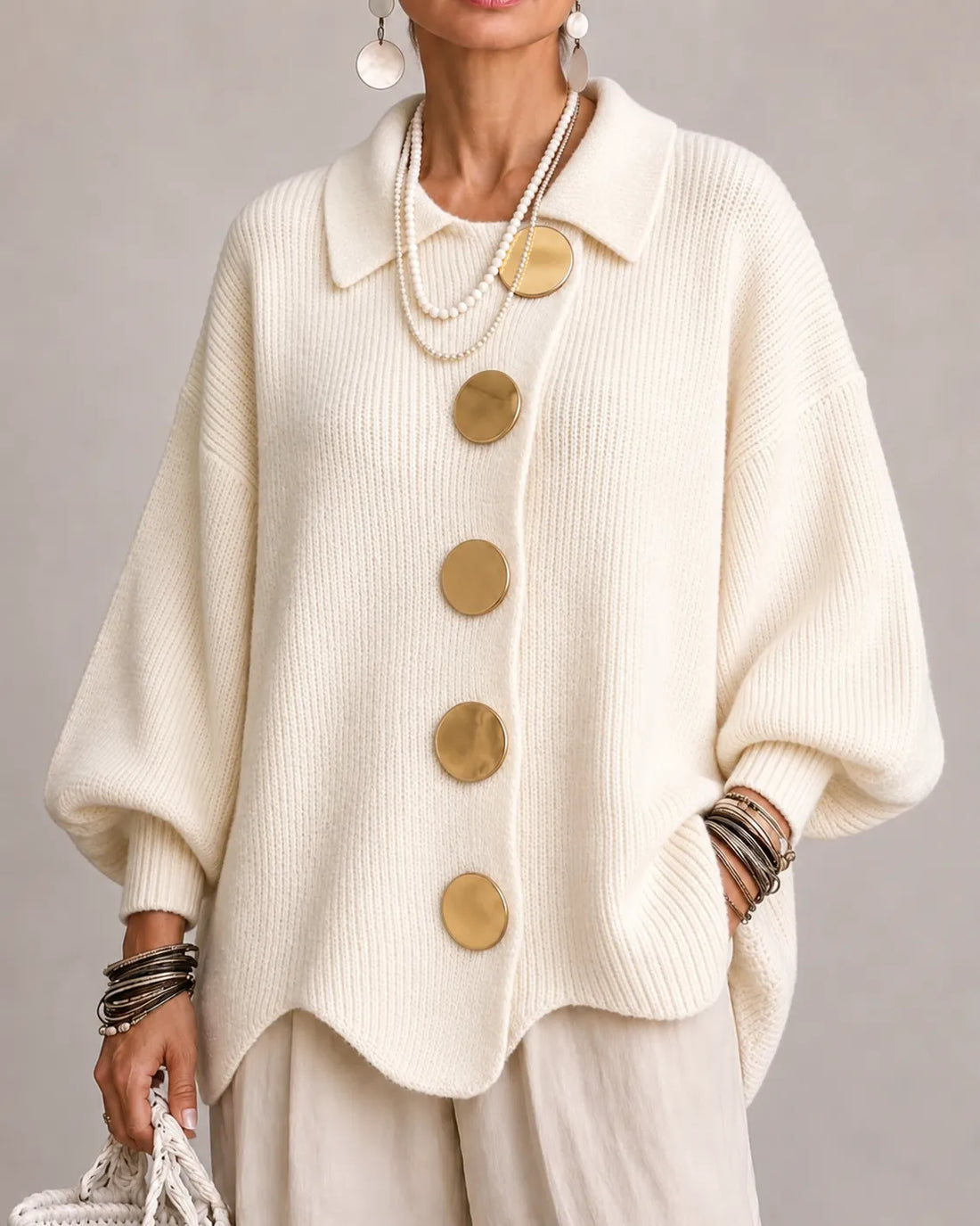 Clara: Cárdigan oversize de punto con botones dorados en blanco