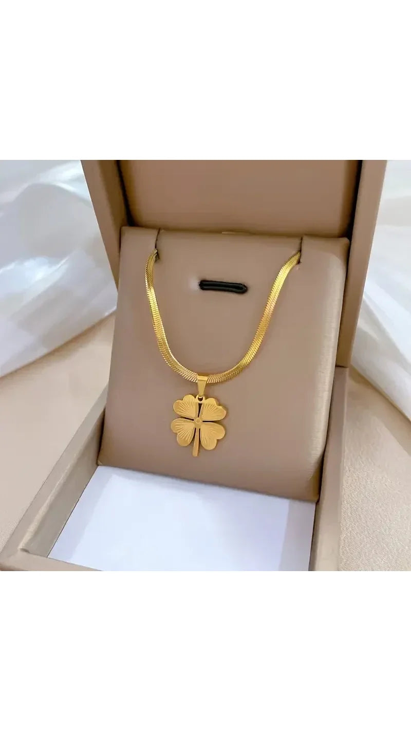 Julieta: Collar dorado con trébol de cuatro hojas