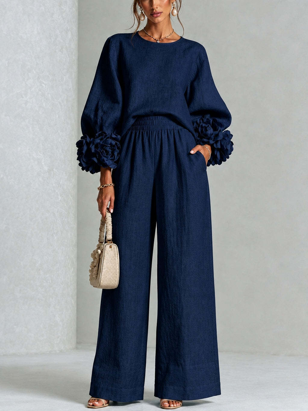 Araceli: Conjunto de dos piezas con puños florales en azul oscuro