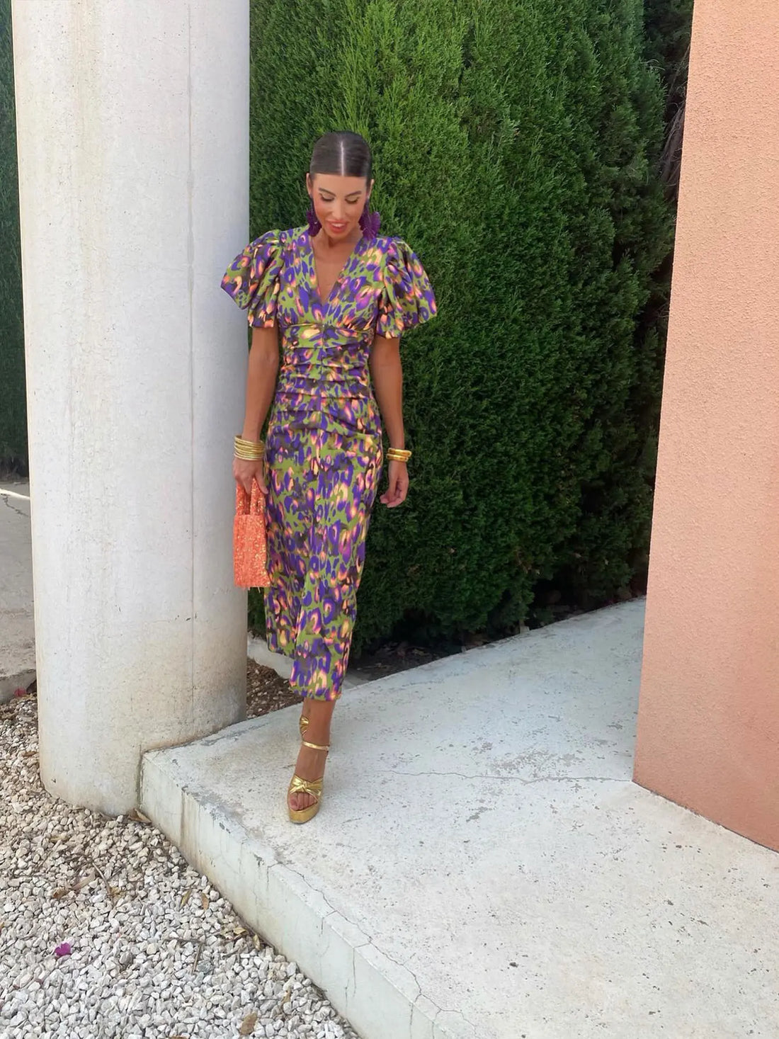 Daniela: Vestido con escote en V y mangas abullonadas