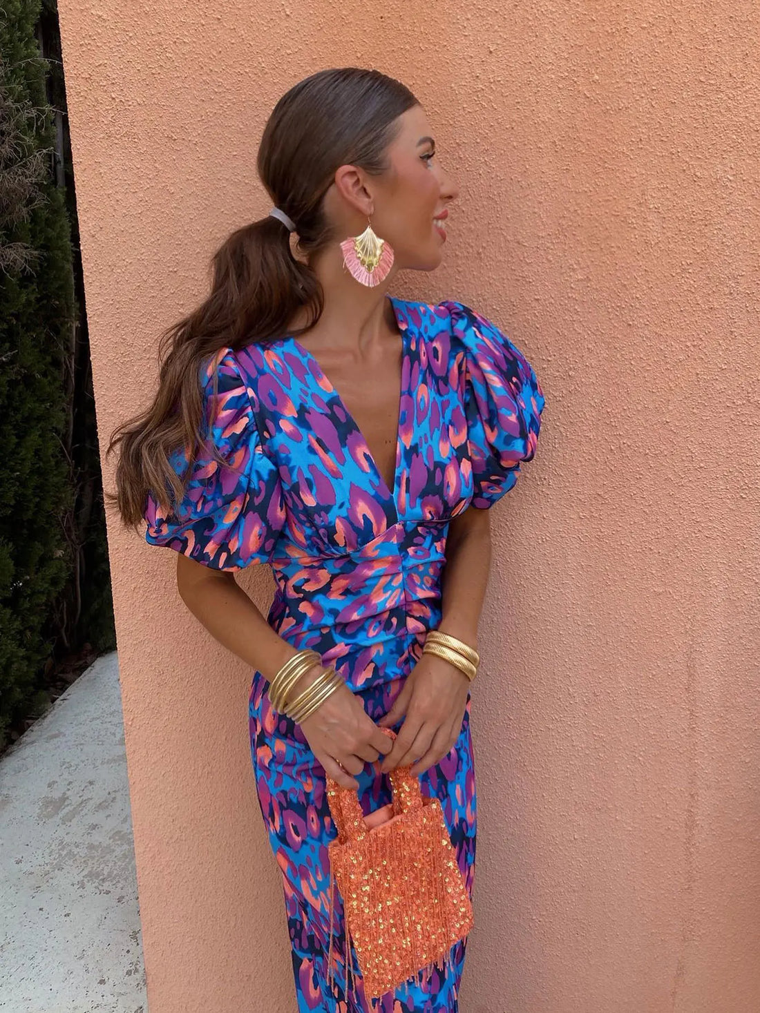 Daniela: Vestido con escote en V y mangas abullonadas