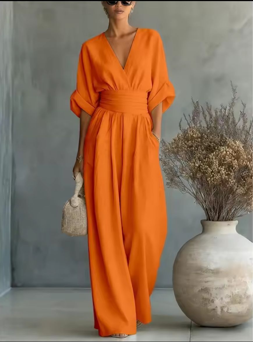 Aitana: Mono fluido de escote cruzado y pantalón ancho en naranja