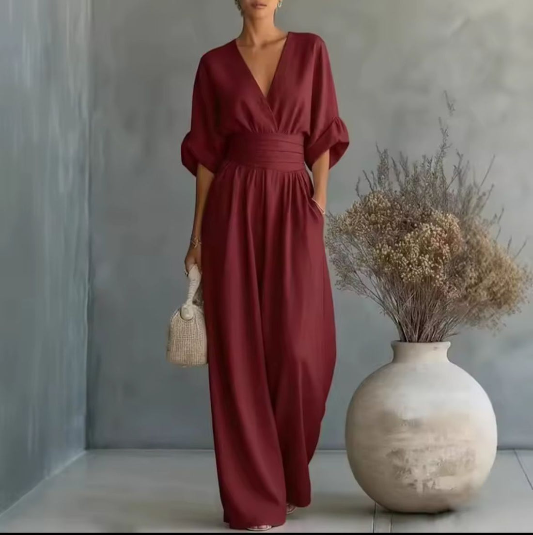 Aitana: Mono fluido de escote cruzado y pantalón ancho en burdeos