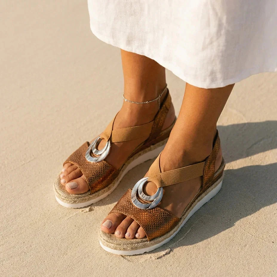 Ángeles | Sandalias de cuña con aro metálico