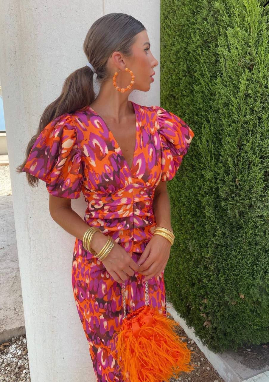 Daniela: Vestido con escote en V y mangas abullonadas