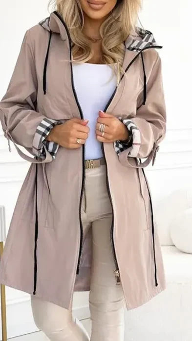 Leire | Abrigo impermeable con capucha y forro de cuadros