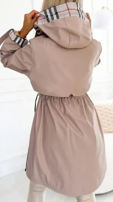 Leire | Abrigo impermeable con capucha y forro de cuadros