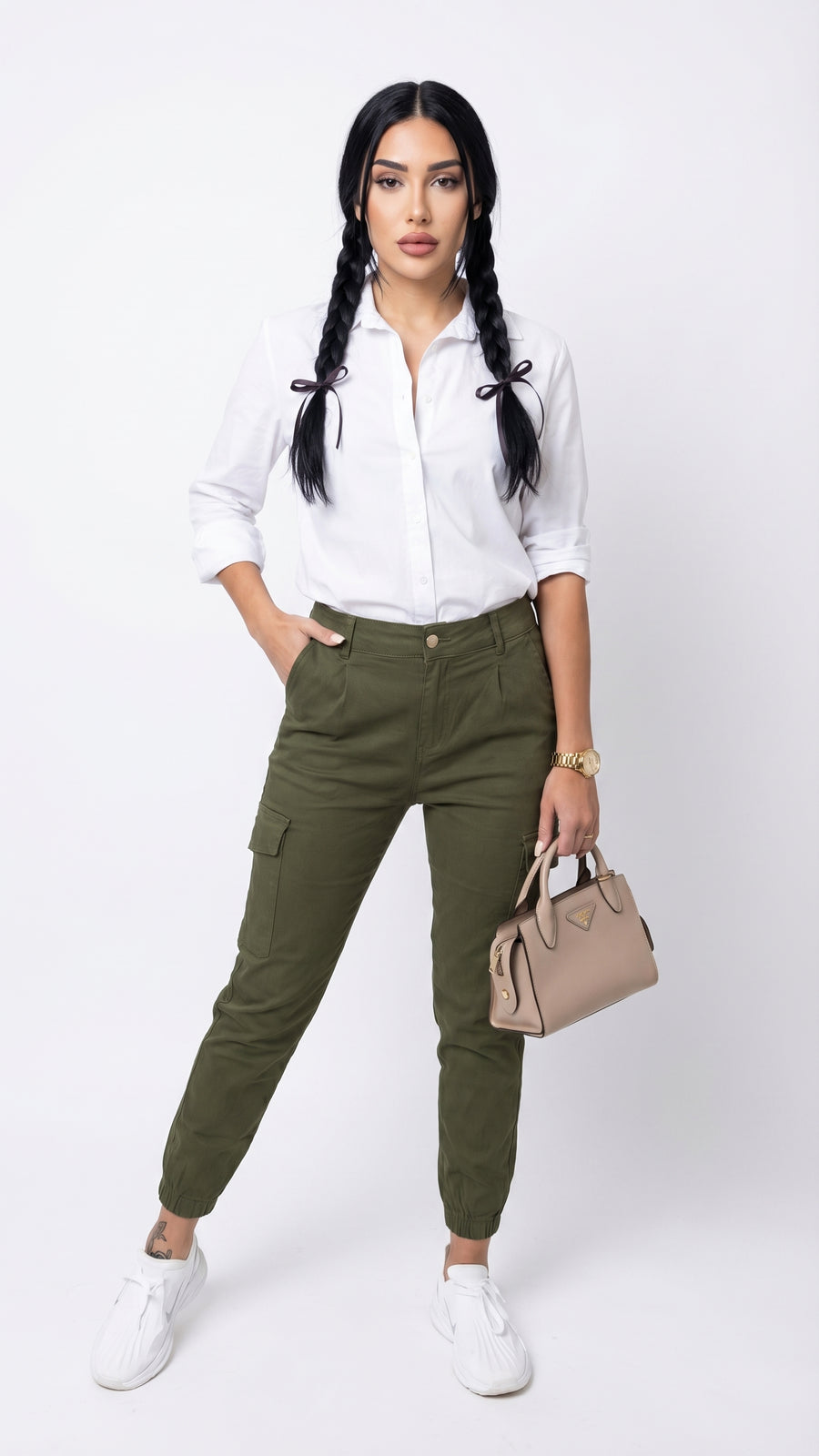 Renata: Pantalón tobillero de corte cónico en verde