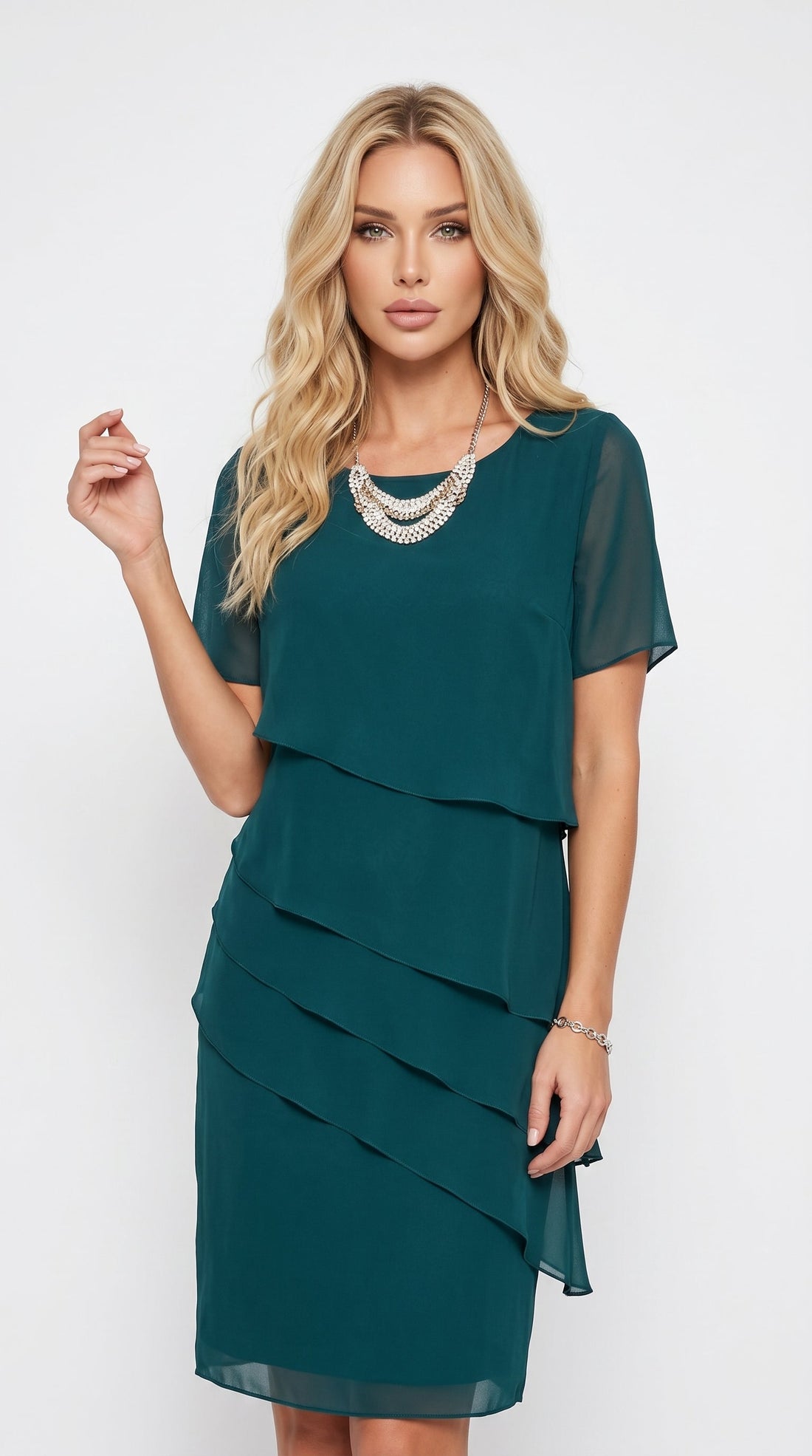 Lorena: Vestido fluido de capas escalonadas en verde