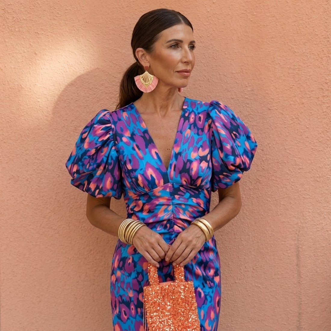 Daniela: Vestido con escote en V y mangas abullonadas