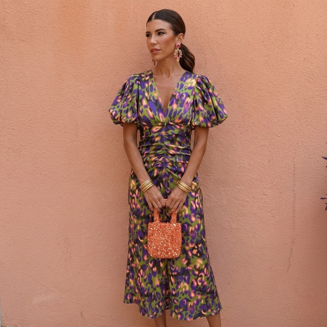 Daniela: Vestido con escote en V y mangas abullonadas