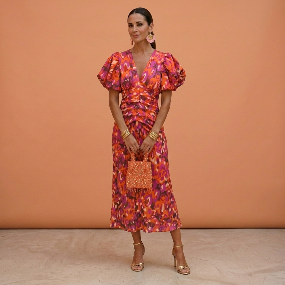 Daniela: Vestido con escote en V y mangas abullonadas en naranja/violeta