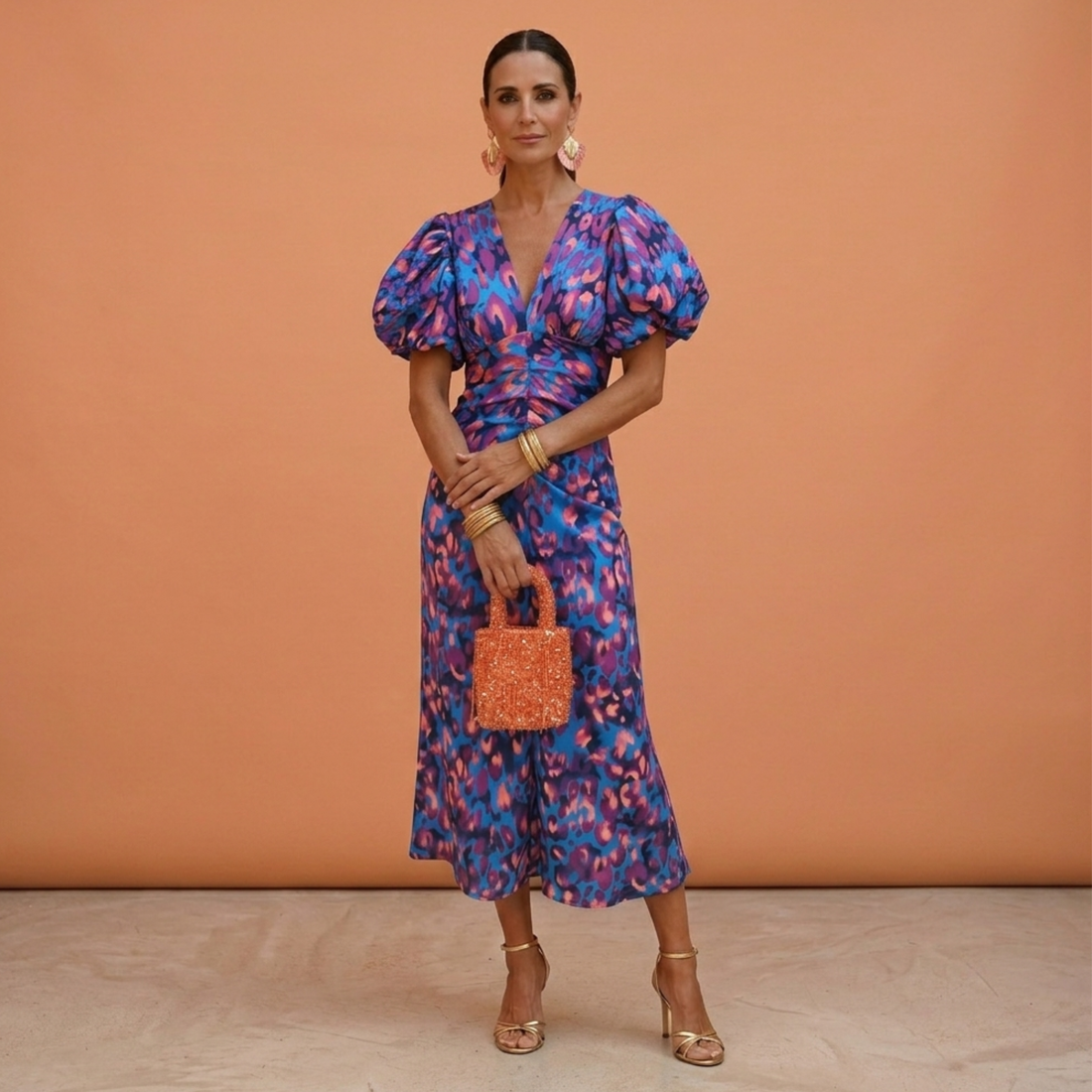 Daniela: Vestido con escote en V y mangas abullonadas en violeta/azul