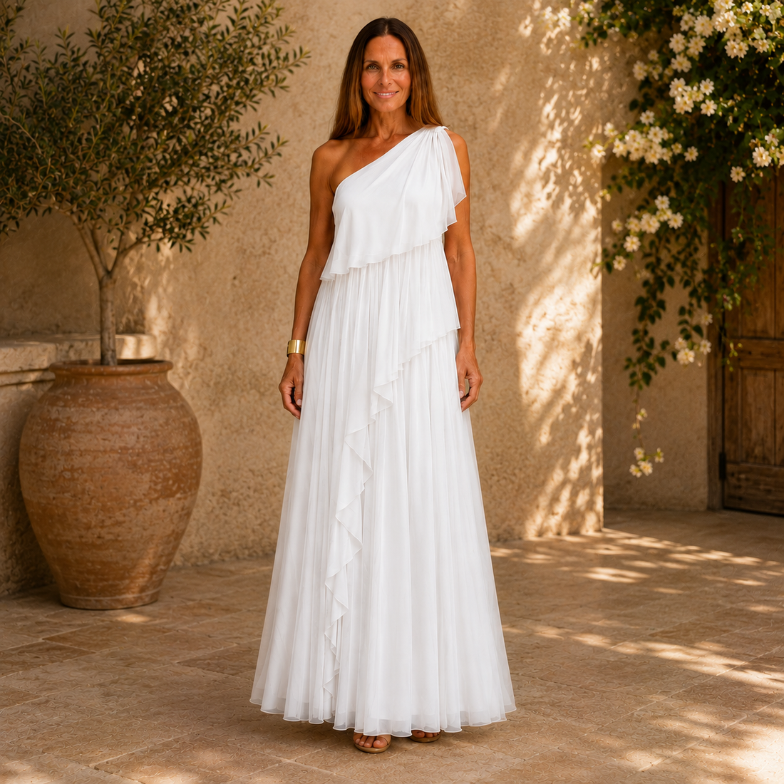 Almudena: Vestido largo plisado asimétrico en blanco