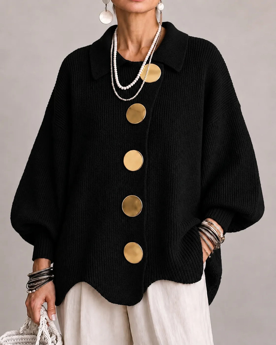 Clara: Cárdigan oversize de punto con botones dorados en negro