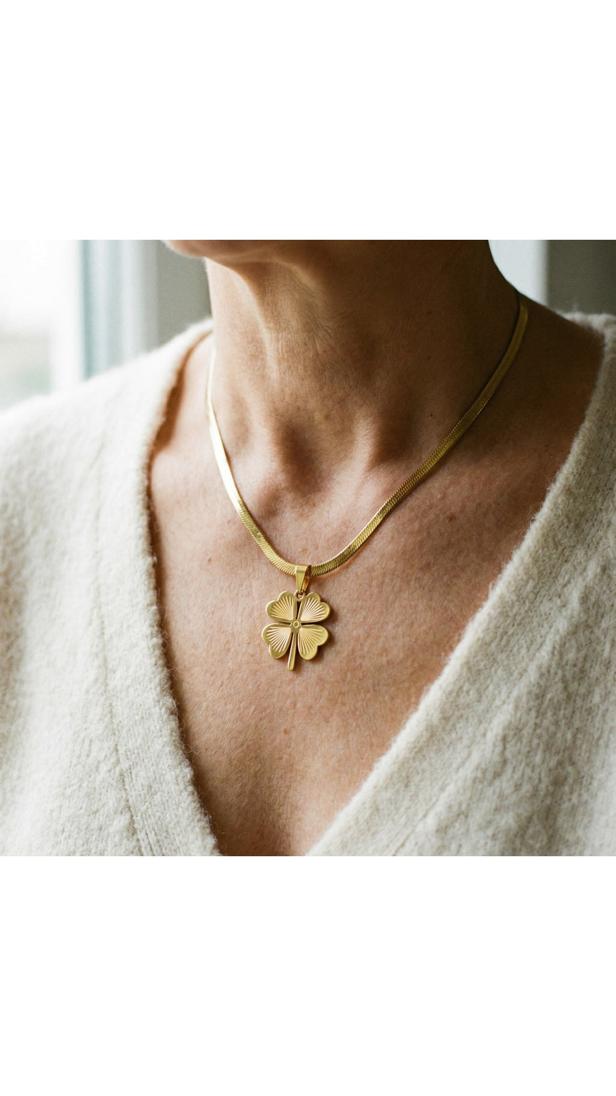 Julieta: Collar dorado con trébol de cuatro hojas