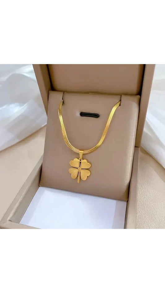 Julieta: Collar dorado con trébol de cuatro hojas