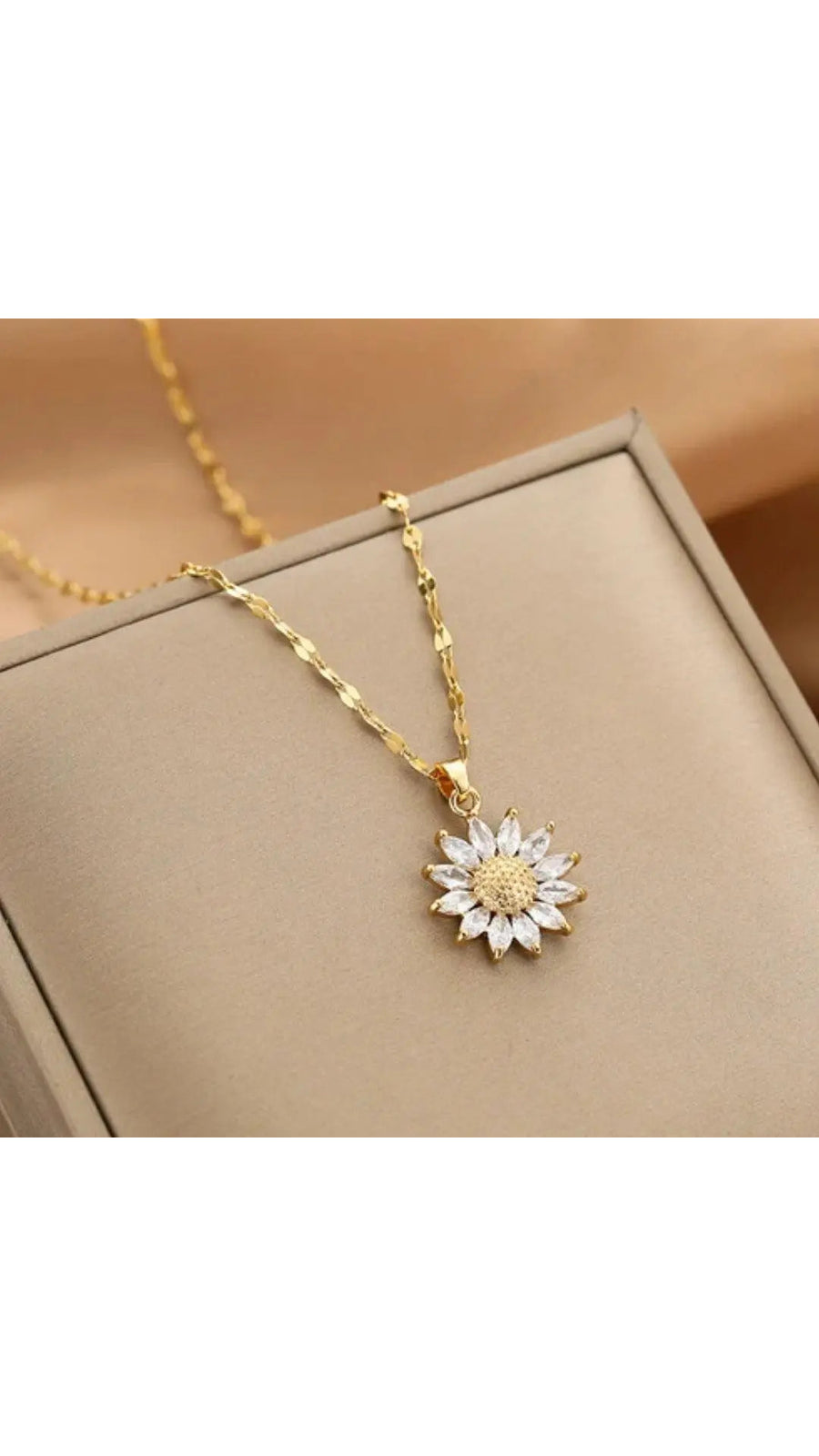 Iris: Collar dorado con girasol de cristal