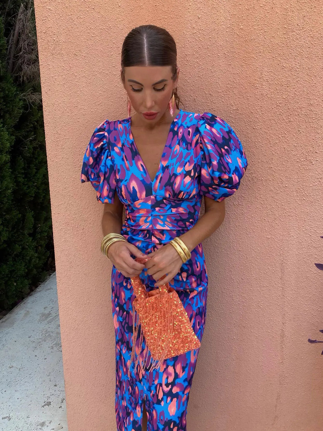 Daniela: Vestido con escote en V y mangas abullonadas