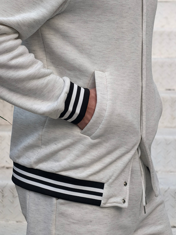 Marcos: Conjunto de chaqueta y pantalón con ribetes de rayas