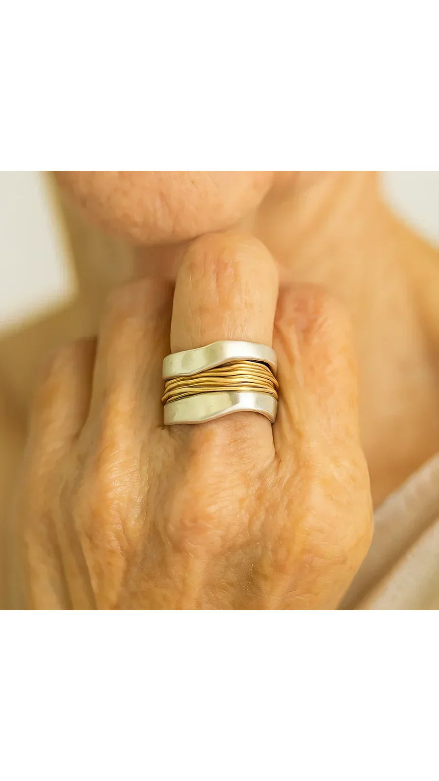 Marta: Anillo plateado con hilos dorados
