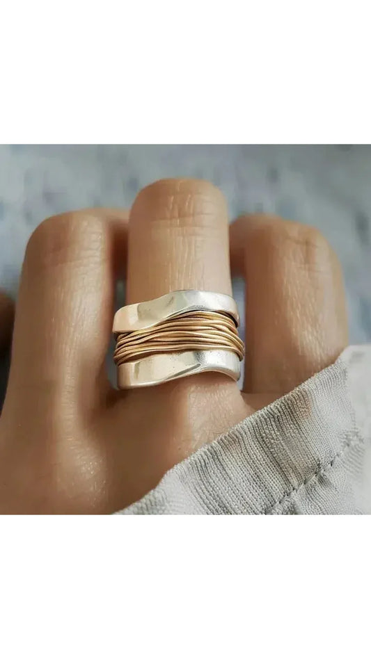 Marta: Anillo plateado con hilos dorados