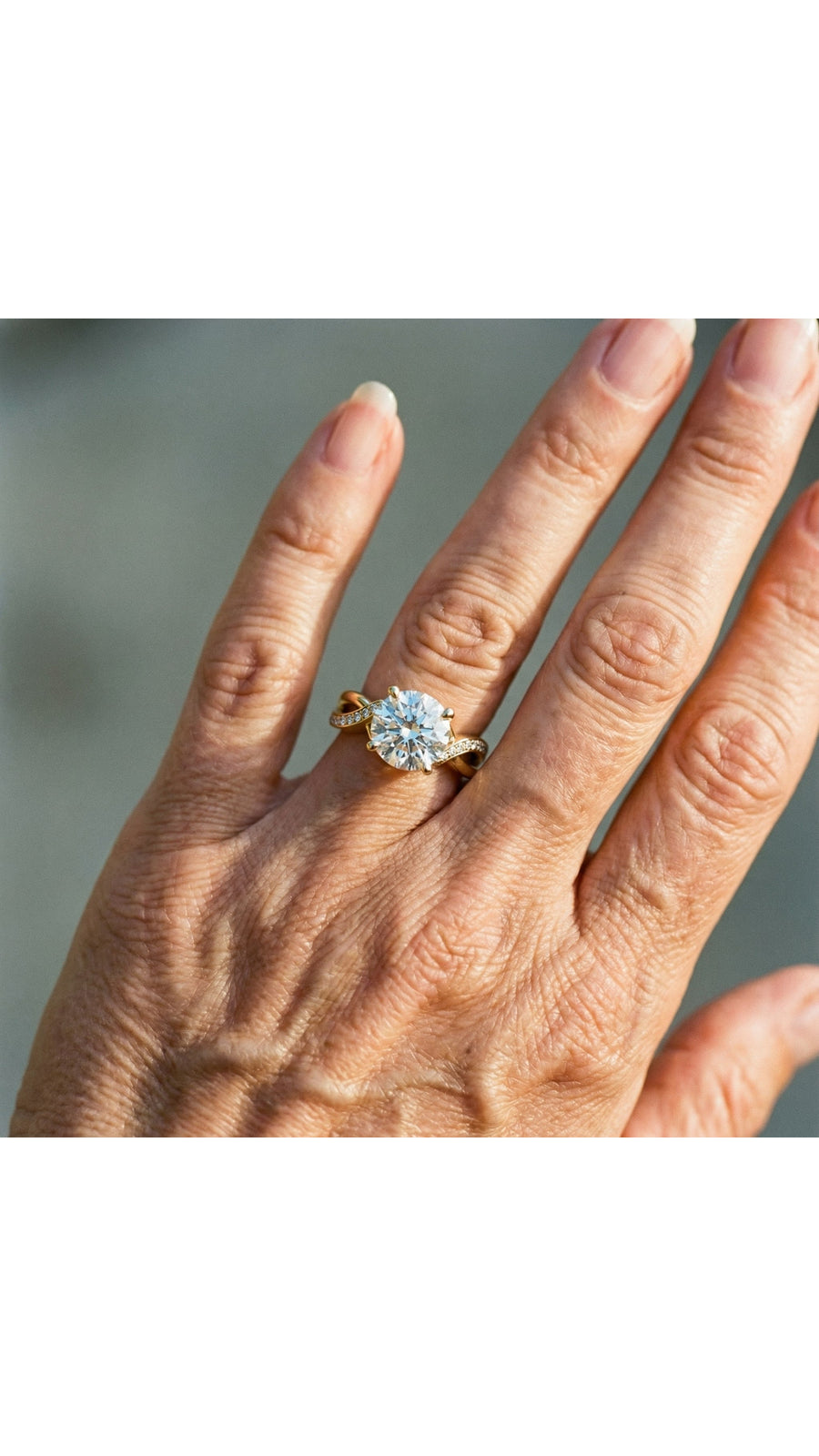 Isabel: Anillo trenzado vintage dorado con circonita