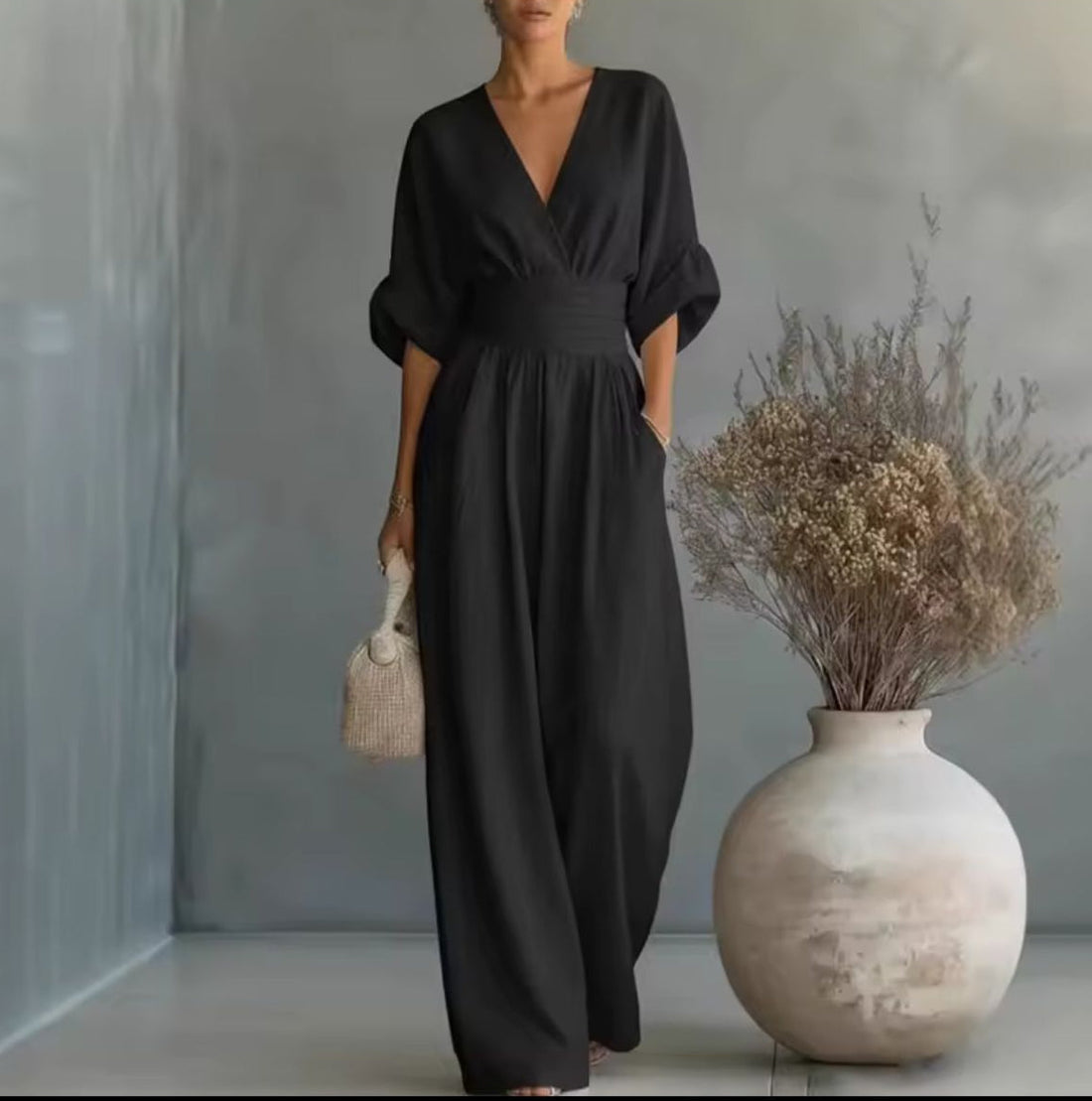 Aitana: Mono fluido de escote cruzado y pantalón ancho en negro
