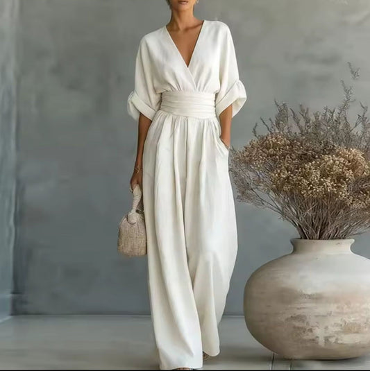 Aitana: Mono fluido de escote cruzado y pantalón ancho en blanco