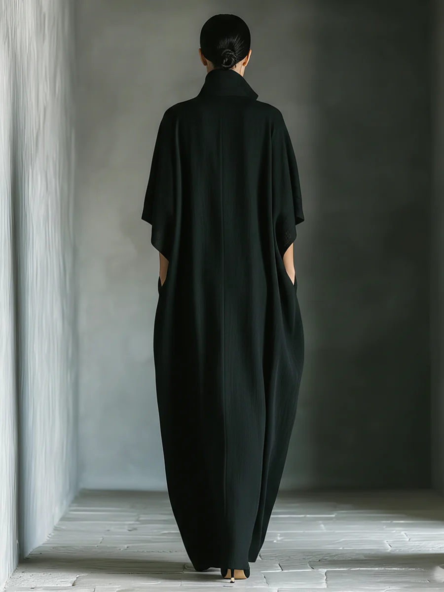Alejandra: Vestido largo negro oversize con mangas kimono