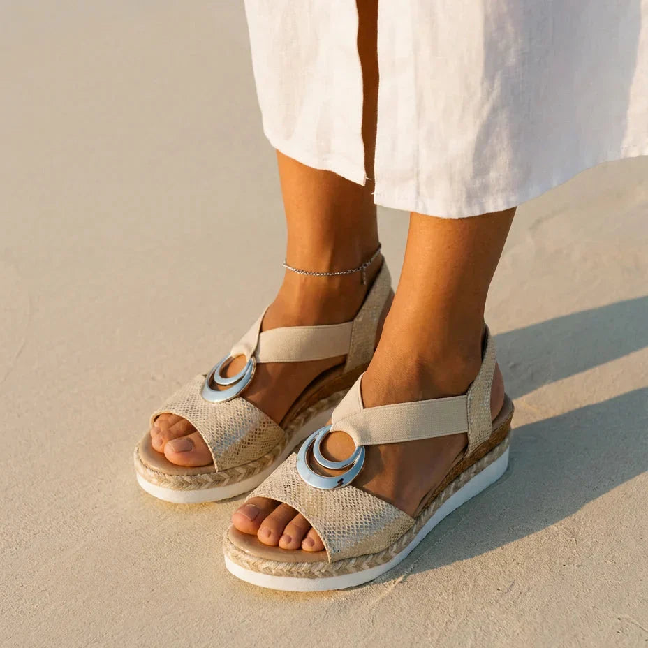 Ángeles | Sandalias de cuña con aro metálico