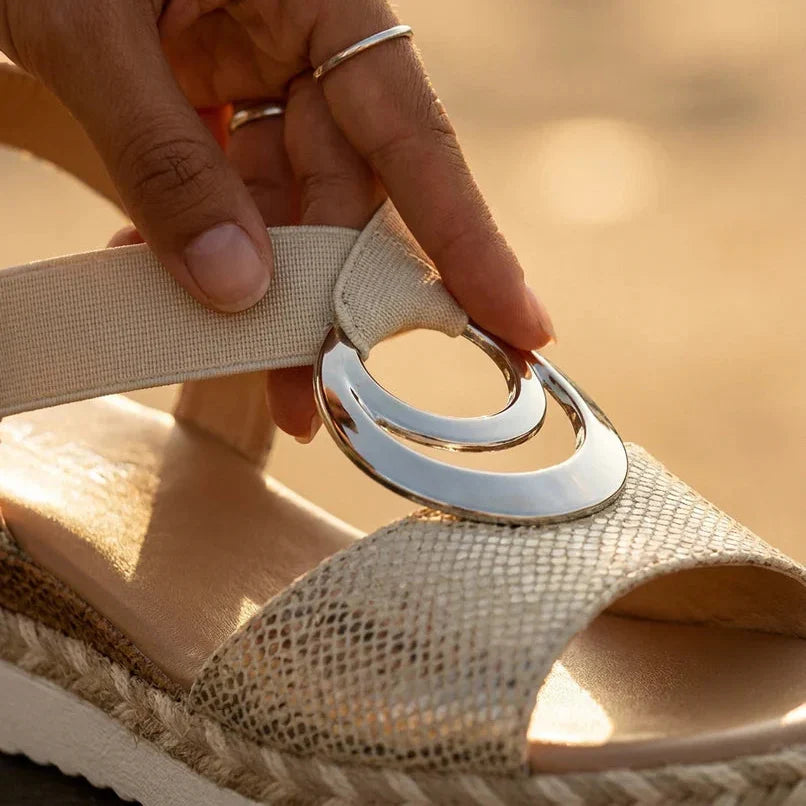 Ángeles | Sandalias de cuña con aro metálico