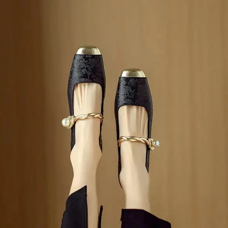 Inmaculada | Zapatos Mary Jane con perlas y puntera metálica