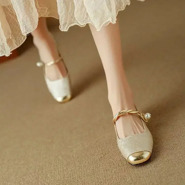 Inmaculada | Zapatos Mary Jane con perlas y puntera metálica