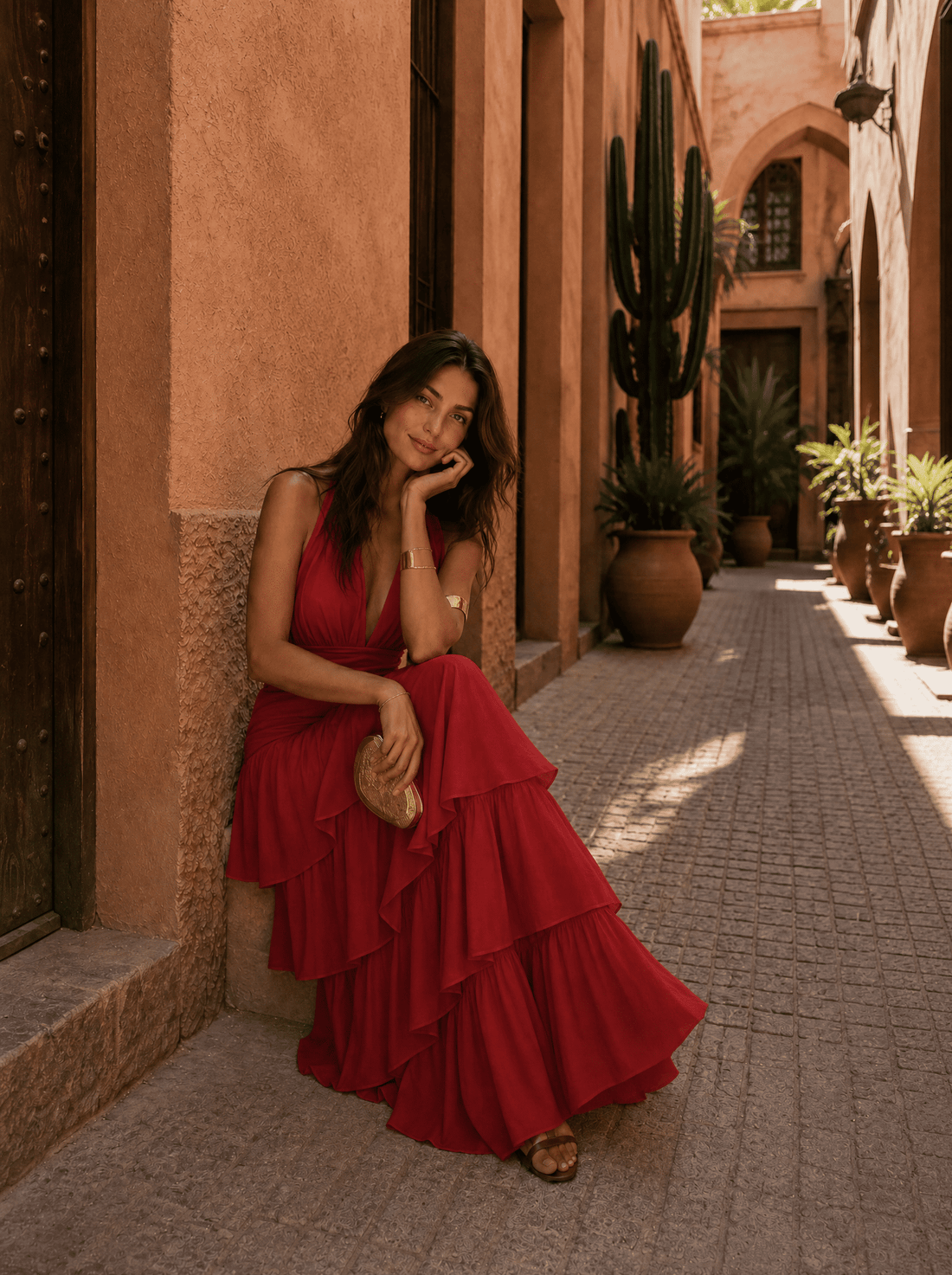 Triana: Vestido largo rojo halter con volantes