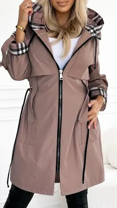 Leire | Abrigo impermeable con capucha y forro de cuadros