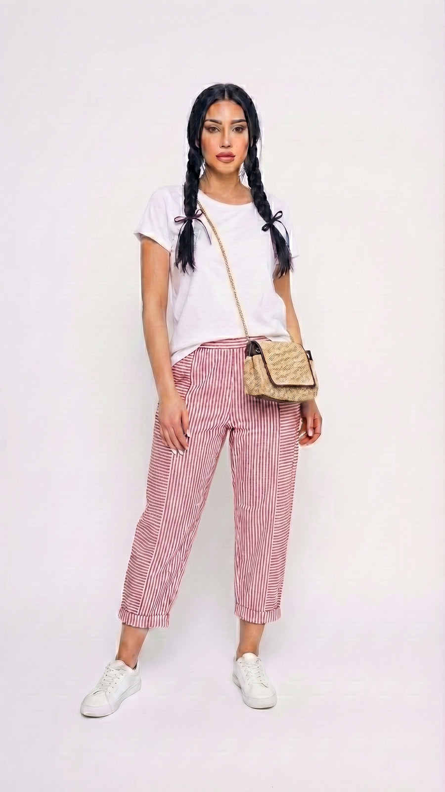 Nora: Pantalón de rayas con bajo vuelto en rojo