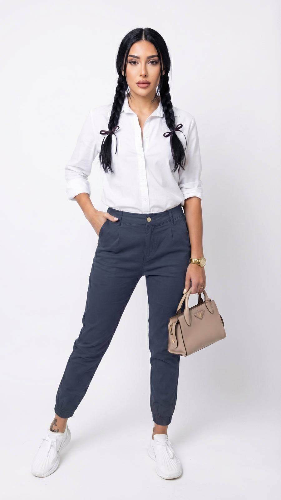 Renata: Pantalón tobillero de corte cónico en gris oscuro